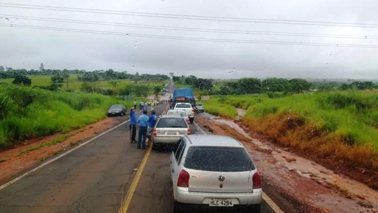 Carros ficaram parados com a interdição da rodovia por causa do alagamento de atingiu o local  (Foto: Arquivo Pessoal )