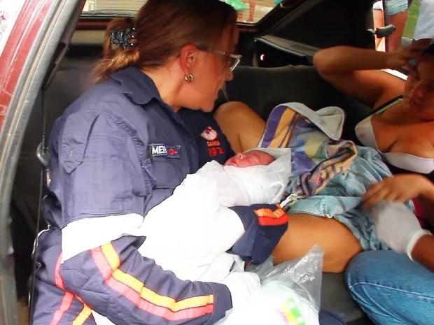 Samu atendeu mãe e bebê logo após o nascimento dentro do carro (Foto: Walter Paparazzo/G1)
