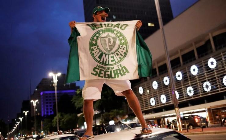 Torcedor do Palmeiras comemora o título na Avenida Paulista  (Foto: Marco Galvão/ Fotoar)