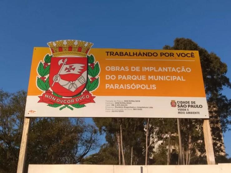 Placa da obra do Parque Municipal Paraisópolis na Rua Silveira Sampaio informa que obras começaram em março de 2020 — Foto: Paula Paiva Paulo/G1