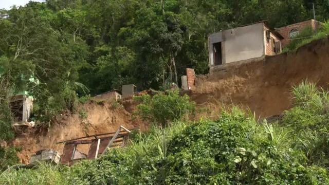 Deslizamento deixa mortos no Morro da Esperança, em Niterói — Foto: Reprodução/TV Globo