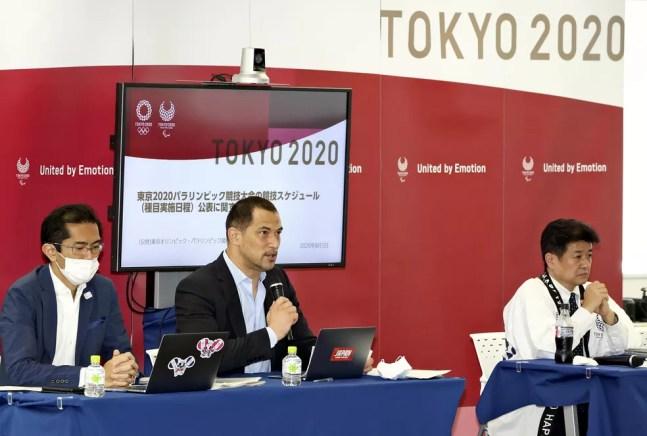 Hidemasa Nakamura (D), oficial de entrega de jogos de Tóquio 2020, e Koji Murofushi (c), diretor de esportes de Tóquio 2020 — Foto: The Yomiuri Shimbun via AFP
