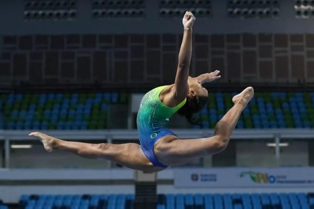 Rebeca Andrade em treinamento para o Pan de ginástica: graciosidade camufla a força necessária para executar acrobacias — Foto: Ricardo Bufolin/CBG