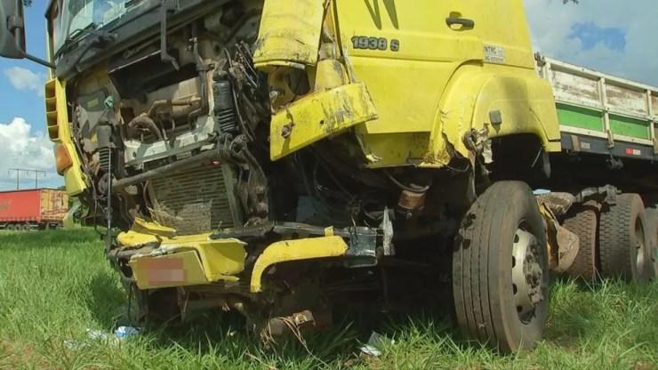 Dianteira de caminhão ficou danificada (Foto: Reprodução/TV TEM)