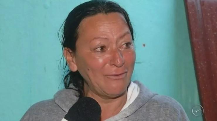 A empregada doméstica Elza dos Santos teve a casa destelhada por causa do vendaval (Foto: Reprodução / TV TEM)