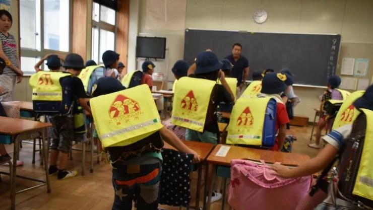 No Ensino Fundamental japonês, há diversas atividades cuja participação dos pais é quase obrigatória, como o patrulhamento feito em rodízio no trajeto escolar — Foto: Fatima Kamata/BBC News Brasil
