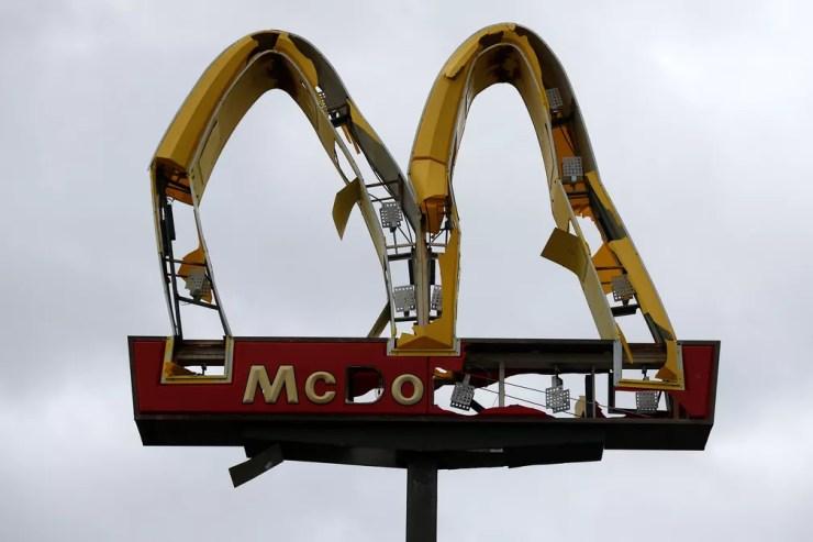 Placa do McDonald's fica destruída após a passagem do furacão Michael pela Flórida — Foto: Jonathan Bachman/Reuters