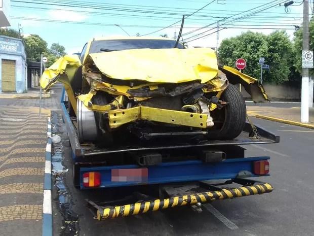 Carro de luxo ficou destruído após o acidente (Foto: Reprodução/TV Tem)