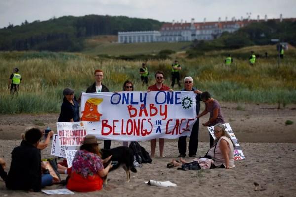 Manifestantes em praia perto do campo de golfe de Donald Trump, em Turnberry, na Escócia (Foto: Henry Nicholls/Reuters)