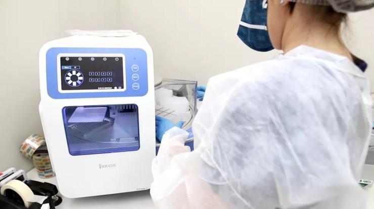 Na Faculdade de Medicina de São José do Rio Preto (Famerp), o laboratório que realiza testes PCR para detectar o Sars-Cov-2 também conta com um equipamento de extração do RNA do vírus automatizado — Foto: Crédito: Divulgação/Famerp