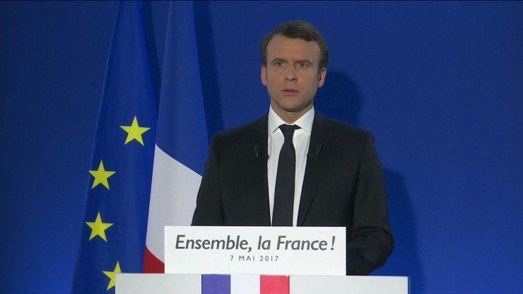 Emmanuel Macron discursa após vitória na eleição presidencial da França