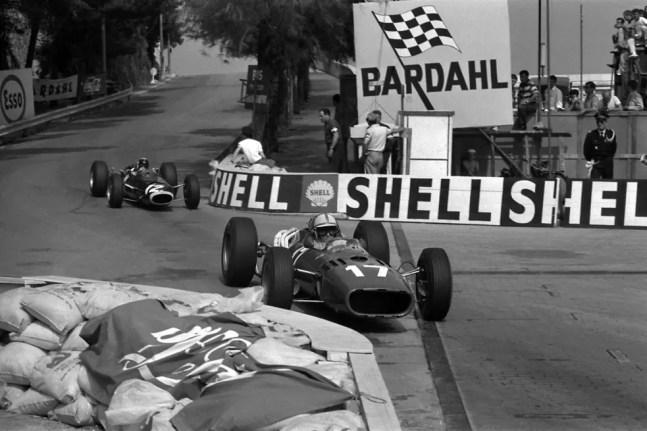 Surtees à frente de Stewart no começo do GP de Mônaco de 1966 — Foto: Getty Images