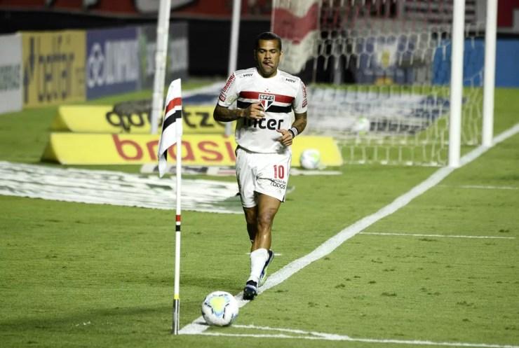Daniel Alves em jogo do São Paulo — Foto: Marcos Ribolli