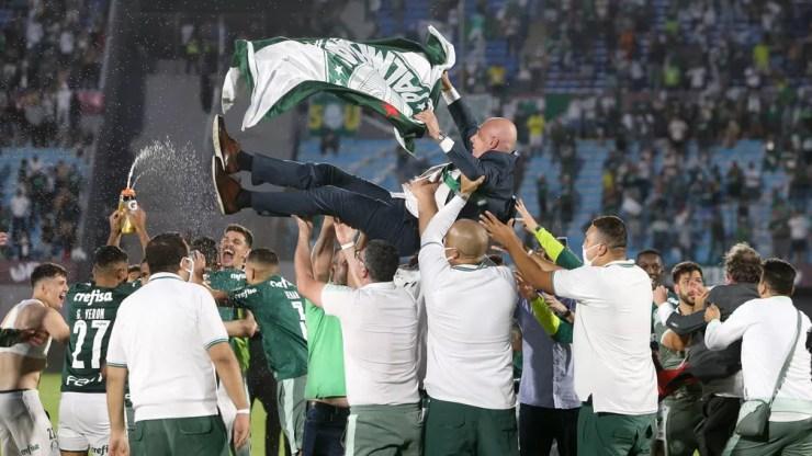 Maurício Galiotte, presidente do Palmeiras, é jogado para o alto na festa do título — Foto: Cesar Greco / Ag Palmeiras