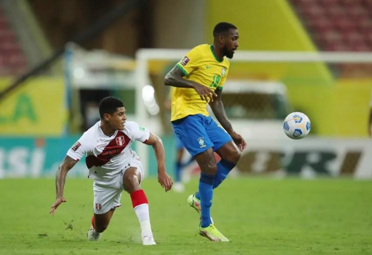 Gerson no jogo Brasil contra o Peru na Arena de Pernambuco: meio-campista segue no time titular — Foto: Ricardo Moraes / Reuters