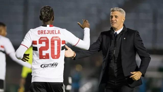 Orejuela é cumprimentado por Crespo após gol
