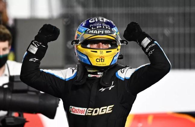 Fernando Alonso vibra com o terceiro lugar no GP do Catar — Foto: Clive Mason/Getty Images