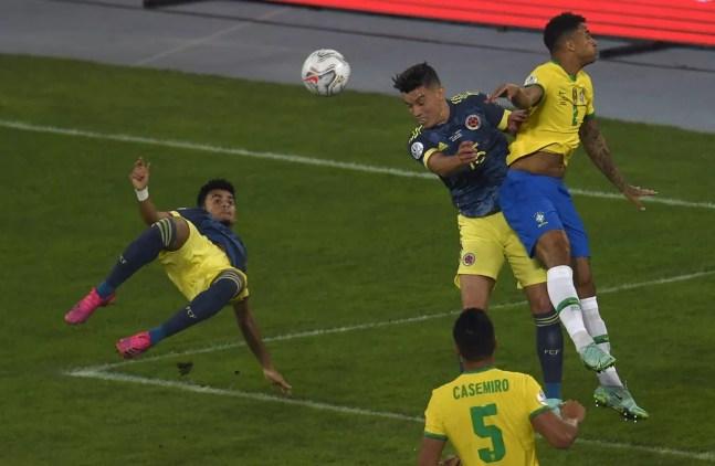Luis Díaz faz golaço de voleio em Brasil x Colômbia, em 23 de junho de 2021, na Copa América, no estádio Nilton Santos, o Engenhão — Foto: MAURO PIMENTEL / AFP