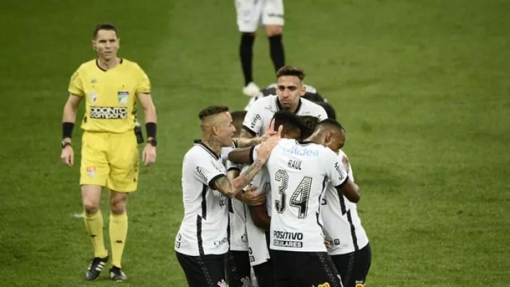 Jogadores do Corinthians comemoram gol de Jemerson