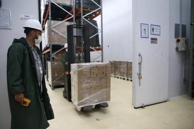 Funcionário acompanha carregamento da CoronaVac antes da distribuição aos governos federal e estadual de SP — Foto: Divulgação/Governo SP