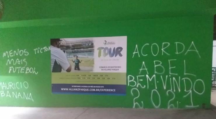 Muro do estádio do Palmeiras é pichado após derrota para o São Paulo — Foto: Reprodução
