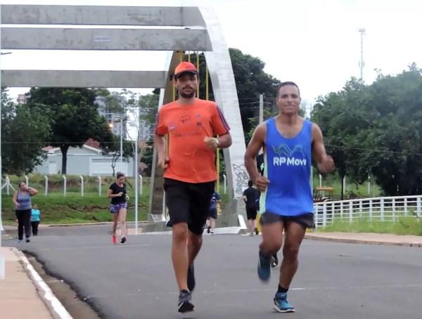 Wagner corre com seu educador físico e amigo na represa de Rio Preto (Foto: Marcos Lavezo/G1)