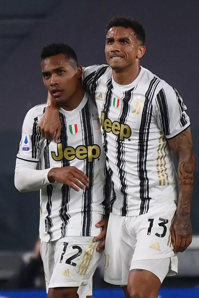 Alex Sandro e Danilo em ação pela Juventus: a dupla segue com vaga cativa no grupo da seleção de Tite — Foto: AFP