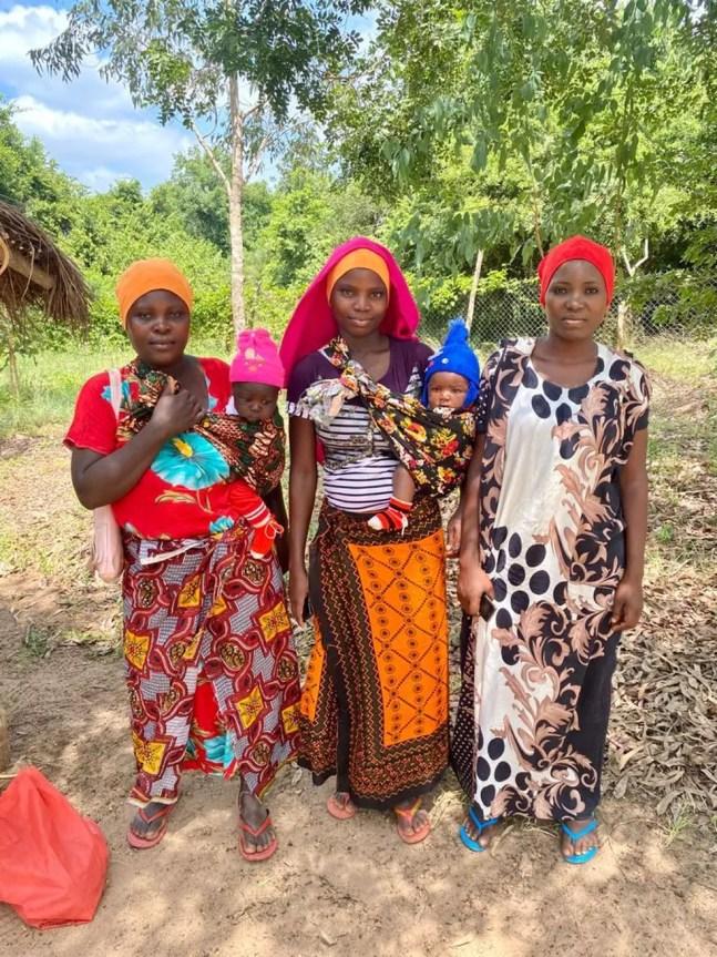 Mães carregam filhos no colo e pouco se misturam com homens de vilarejo africano — Foto: Aquivo pessoal