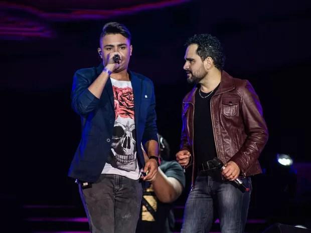 Felipe Araújo cantou com Zezé e Luciano na Arena de Barretos, SP (Foto: Mateus Rigola/G1)