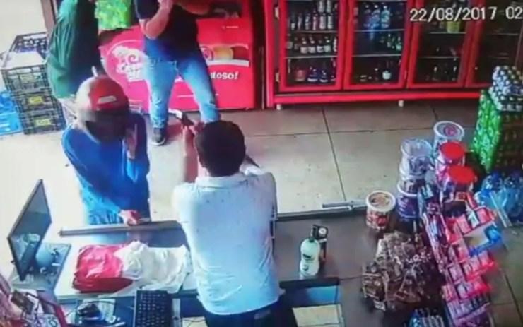 Câmera de segurança flagrou momento em que comerciante atira em criminosos (Foto: Divulgação/Jornal Local)