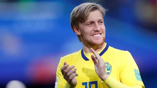 Emil Forsberg, autor do gol da Suécia sobre a Suíça, aplaude a torcida