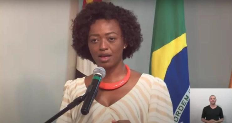A nova secretária de Cultura da cidade de São Paulo, Aline Torres, chora ao tomar posse neste segunda-feira (30).  — Foto: Reprodução/Youtube