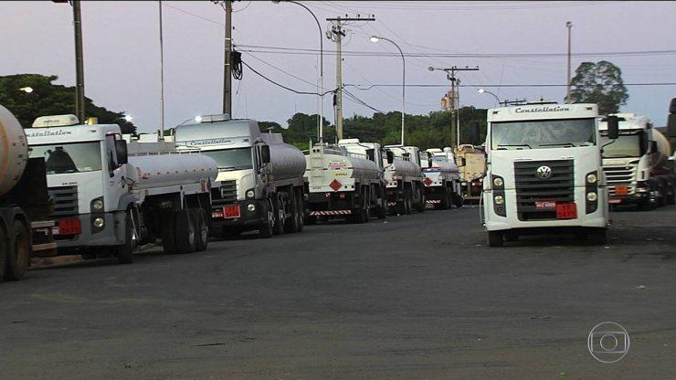 Caminhoneiros bloqueiam vias de vários estados em protesto contra a alta do diesel