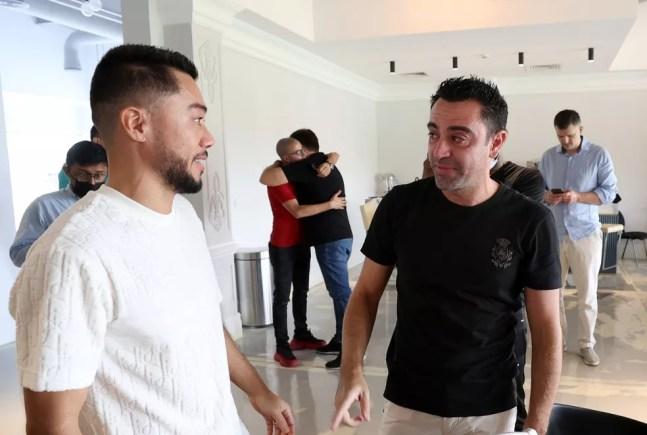 Xavi foi às lágrimas no encontro com o brasileiro Rodrigo Tabata, ex-Santos — Foto: Reprodução twitter Al-Sadd