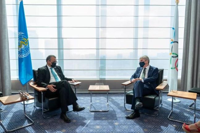 Diretor-geral da OMS, Tedros Adhanom Ghebreyesus, e presidente do COI, Thomas Bach, em encontro em Tóquio — Foto: IOC/Greg Martin