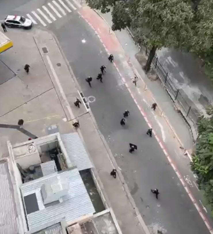 Policiais correm durante operação contra o tráfico de drogas na nova Cracolândia, na região central de São Paulo, nesta quinta-feira (19) — Foto: Reprodução