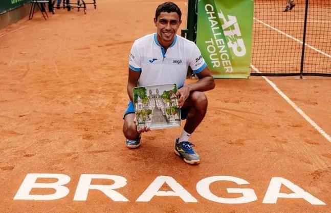 Thiago Monteiro com o troféu do Challenger de Braga — Foto: Sara Falcão / FPT