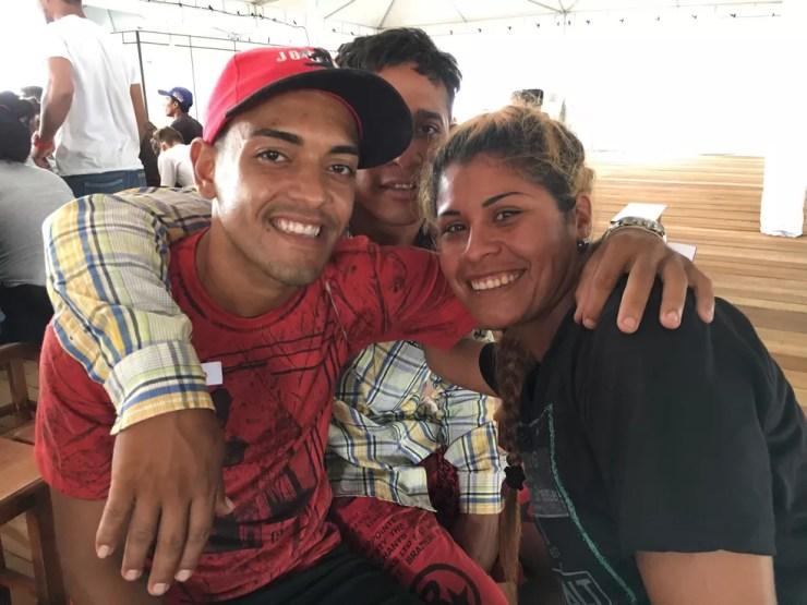 No sentido horário: Miguel Dominguez, 23, Luis Vivas, 25, e Lilibeth Abreu, 26, recolhidos de acampamento nas ruas — Foto: Emily Costa/G1 RR