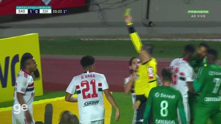Welington levou cartão amarelo pela falta que originou o primeiro gol do Cuiabá