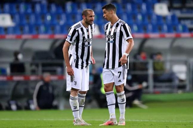 Cristiano Ronaldo e Chiellini na Juventus: capitão crê que saída do astro atrapalhou começo de temporada  — Foto: Getty Images