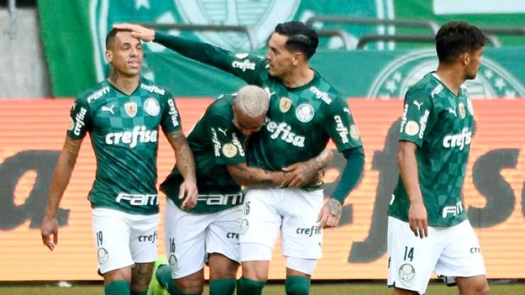 Jogadores do Palmeiras festejam gol contra o Santos