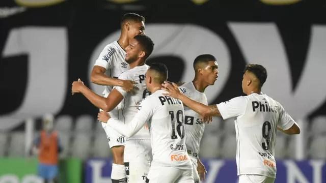 Jogadores do Santos comemoram o primeiro gol