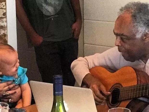 Gilberto Gil canta para a bisneta, Sol de Maria (Foto: Reprodução/Instagram/Rodrigo Godoy)