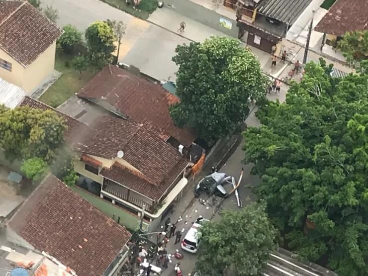 Helicóptero caiu em área residencial do bairro Itaguá, em Ubatuba, na terça (1º) — Foto: Bombeiros/Divulgação