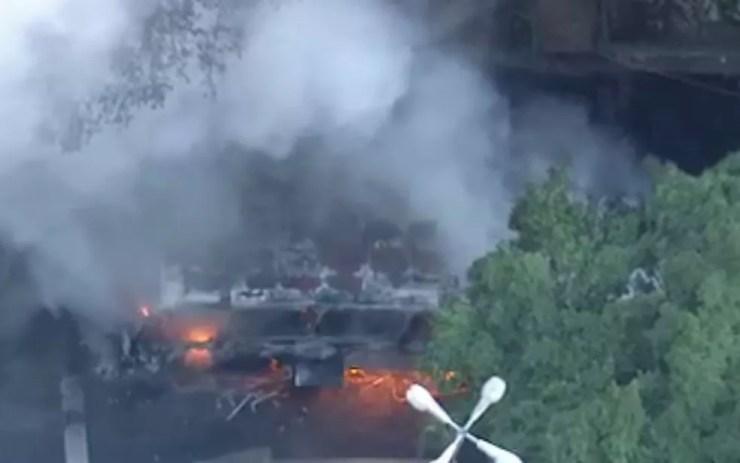 Bombeiros atuam no comate ao fogo (Foto: Reprodução / TV Globo)
