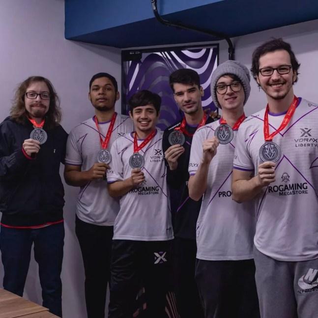Técnico e jogadores da equipe de League of Legends da Vorax Liberty — Foto: Divulgação/Vorax