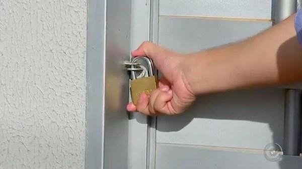 Uso de cadeados dificulta acesso às casas (Foto: Reprodução/TV TEM)