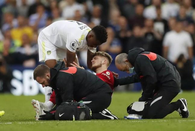 Elliot é reconfortado até por jogadores do Leeds — Foto: REUTERS