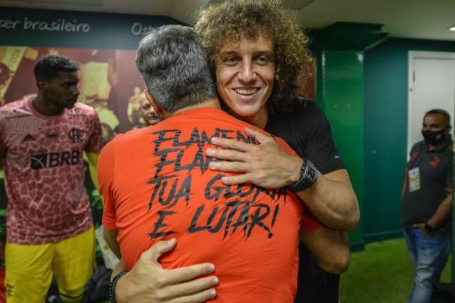 David Luiz abraça Renato Gaúcho no vestiário do Flamengo — Foto: Marcelo Cortes/Flamengo