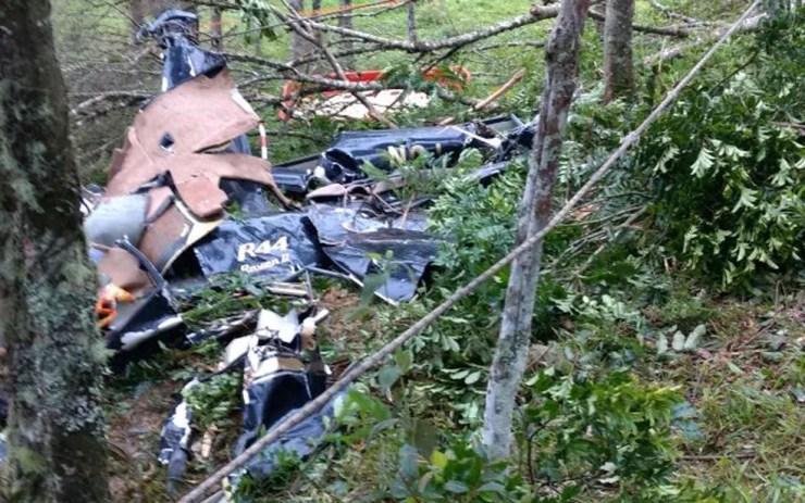 Imagens dos destroços do helicóptero que caiu em São Lourenço da Serra, matando 4 pessoas (Foto: Divulgação/Corpo de Bombeiros)
